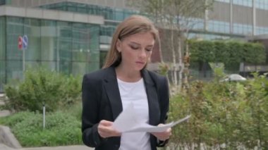 Genç İş Kadını Sokakta Dururken Belge Okuyor 