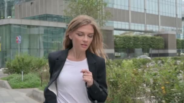 Giovane donna d'affari che corre in strada in slow motion, Posa anteriore — Video Stock