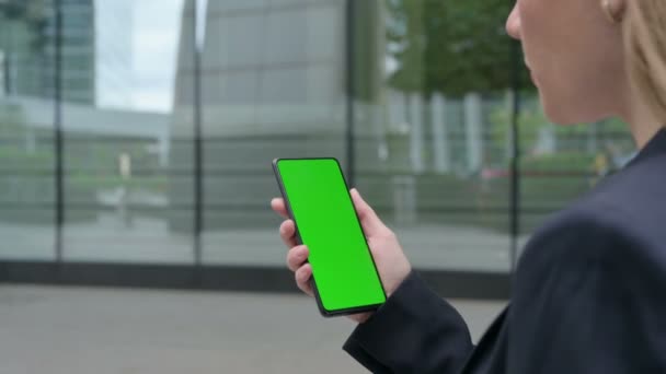 Vue arrière d'une femme d'affaires utilisant un téléphone intelligent avec écran chroma vert — Video