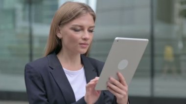 Genç İş Kadını Sokakta Yürürken Tablet 'te Kutluyor 