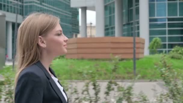 Gros plan sur Jeune femme d'affaires marchant dans la rue, pose latérale — Video