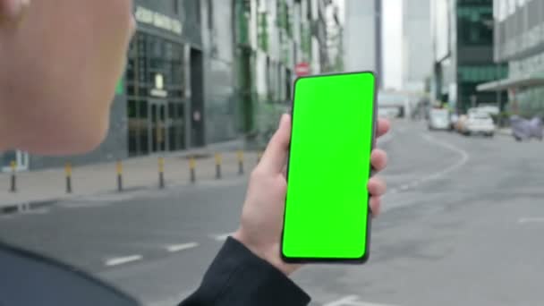 Visão traseira da mulher de negócios usando Smartphone com tela Chroma verde — Vídeo de Stock