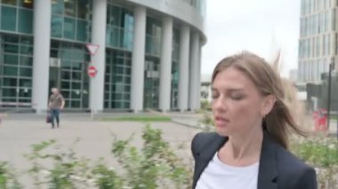 Yavaş Çekimde Sokakta Koşan Çekici Genç İş Kadını