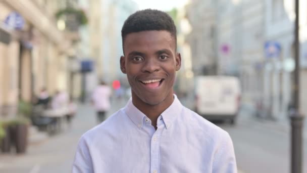 Portré afrikai férfi rázófej, mint Igen jel, jóváhagyás — Stock videók
