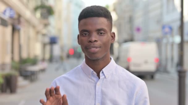 Retrato de un hombre africano saludando, dando la bienvenida, al aire libre — Vídeos de Stock