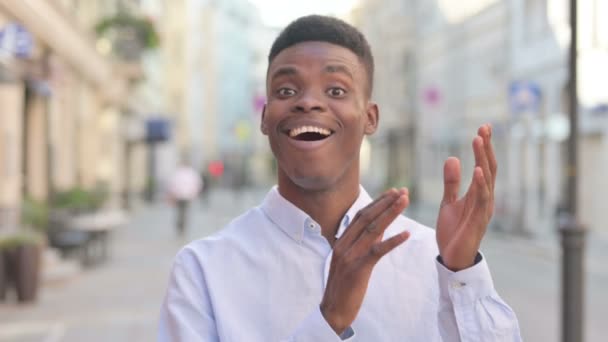 Hombre africano feliz aplaudiendo al aire libre, aplaudiendo — Vídeos de Stock