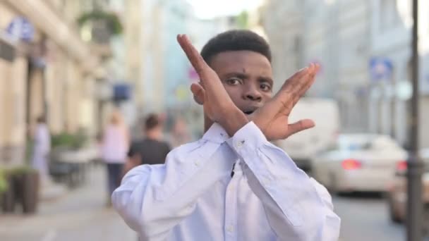 Retrato del hombre africano que no muestra ninguna señal por gesto de brazo — Vídeos de Stock