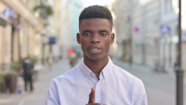 Homem Africano mostrando sinal silencioso por dedo nos lábios — Vídeo de Stock
