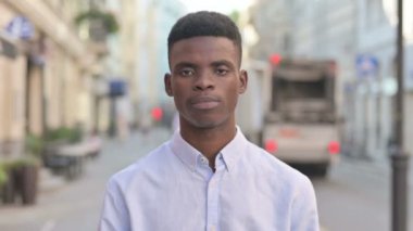 Afrikalı Adam 'ın portresi Tamam İşareti Elle, Açık Hava