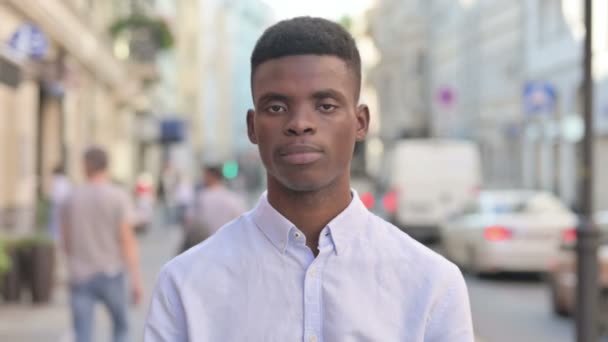 Portré afrikai ember mutatja nincs jele Ujj, Tagadás, Kültéri — Stock videók