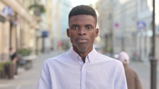 Portré vonzó afrikai férfi sikoltozás, kiabálás — Stock videók