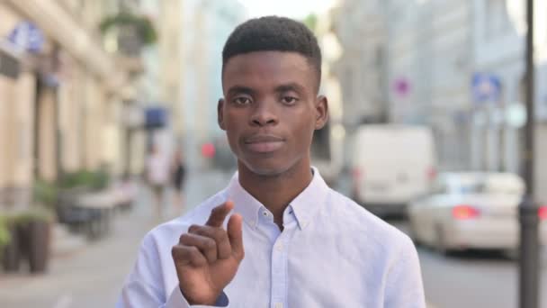Retrato del hombre africano señalando a la cámara e invitando — Vídeos de Stock