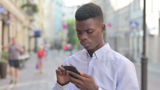 站在户外用智能手机的非洲人 — 图库视频影像