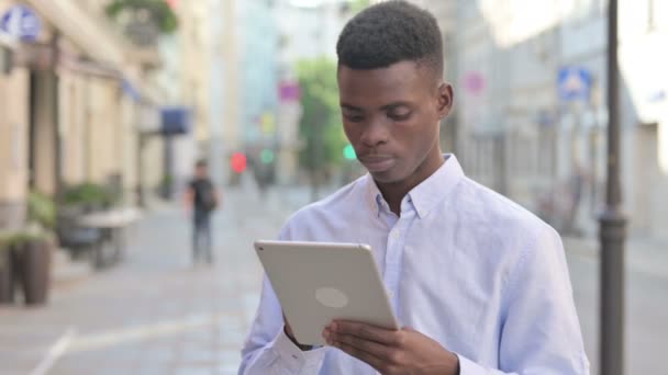 African Man Γιορτάζοντας στο Tablet, ενώ στέκεται Εξωτερική — Αρχείο Βίντεο