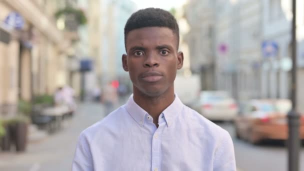 Retrato del hombre africano sacudiendo la cabeza como ningún signo, negación, al aire libre — Vídeos de Stock