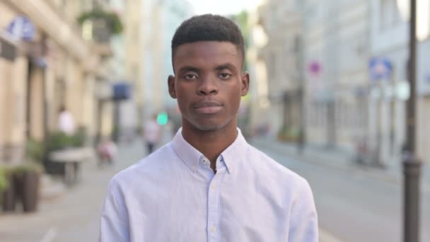 Portret van Serieuze Afrikaanse Man Kijkend naar de Camera, Buiten — Stockvideo