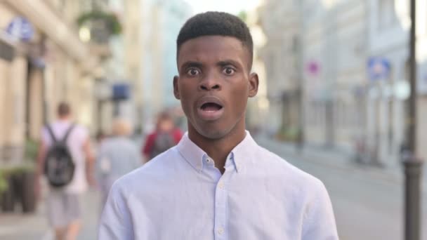 Retrato del hombre africano reaccionando a la pérdida, al aire libre — Vídeos de Stock