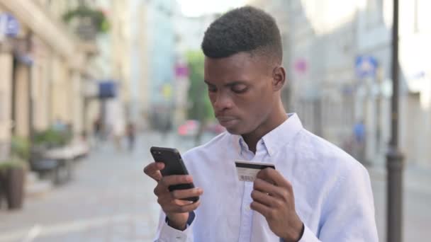 在智能手机上获得在线付款成功的非洲人 — 图库视频影像