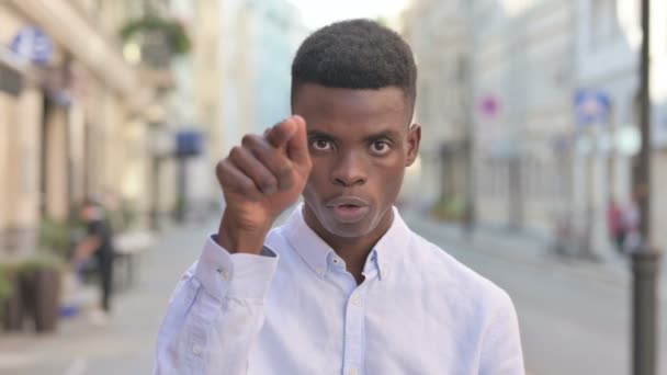 Retrato de un atractivo hombre africano luchando contra la ira — Vídeos de Stock