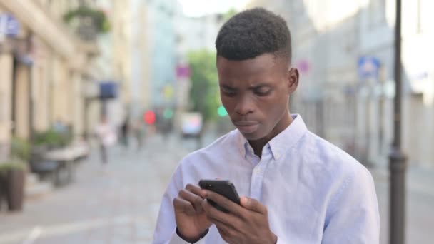 Uomo africano con perdita durante l'utilizzo di Smartphone — Video Stock