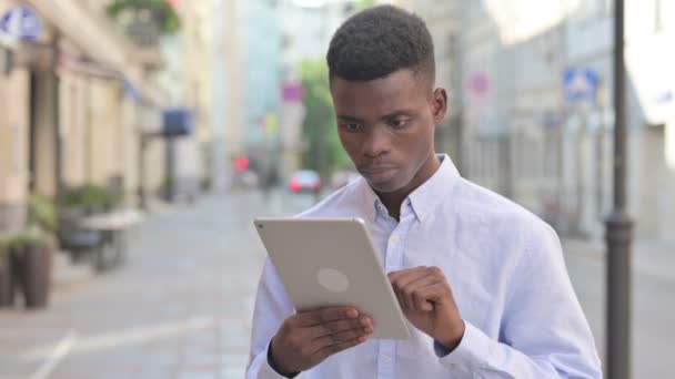 Ελκυστικός Αφρικανός που χρησιμοποιεί tablet στην οδό — Αρχείο Βίντεο
