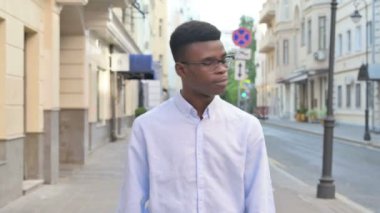 Gülümseyen Afrikalı Adam Sokakta Yürüyor, Ön Poz