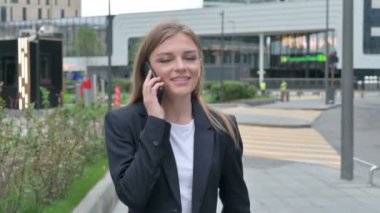 Mutlu İş Kadınları Sokakta Yürürken Telefonlara Katılın