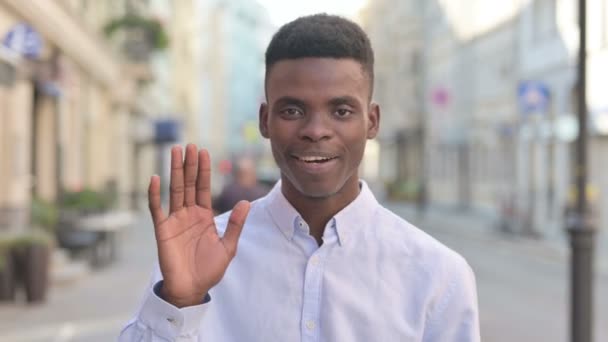 Hombre africano hablando en línea videollamada, Al aire libre — Vídeos de Stock