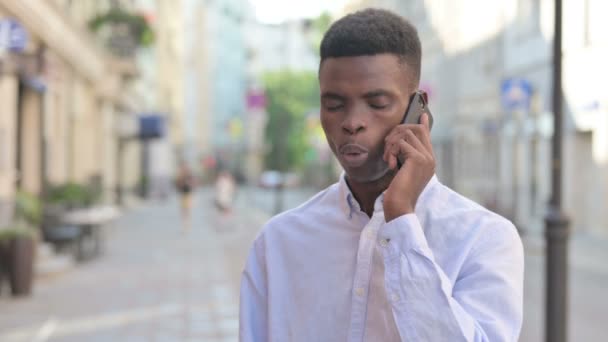 Africano uomo ottenere arrabbiato su chiamata in strada — Video Stock