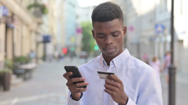 Homem Africano tendo Falha de Pagamento Online em Smartphone — Vídeo de Stock