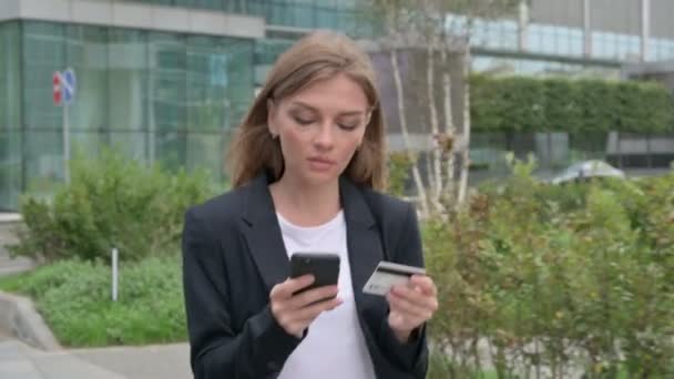 Молодая предпринимательница делает онлайн-платеж на смартфоне — стоковое видео