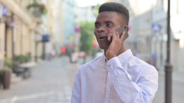 Homem africano falando no telefone, ao ar livre — Vídeo de Stock