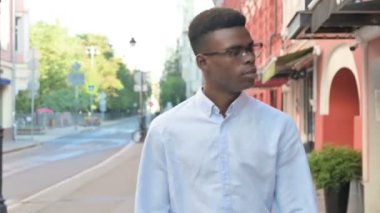 Gülümseyen Afrikalı Adam Sokakta yürüyor, Yan Poz