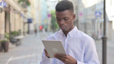 Tablet kullanırken Afrikalı Adam Kayıp 