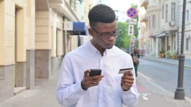 Afrikalı Adam Sokağın Smartphone 'unda Başarılı Çevrimiçi Ödeme Yapıyor
