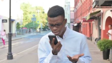 Sokaklarda yürürken Afrikalı Adam Nöbette Sinirleniyor