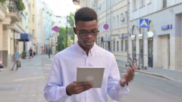 African Man κάνοντας Video Call στο Tablet, ενώ το περπάτημα στο δρόμο — Αρχείο Βίντεο