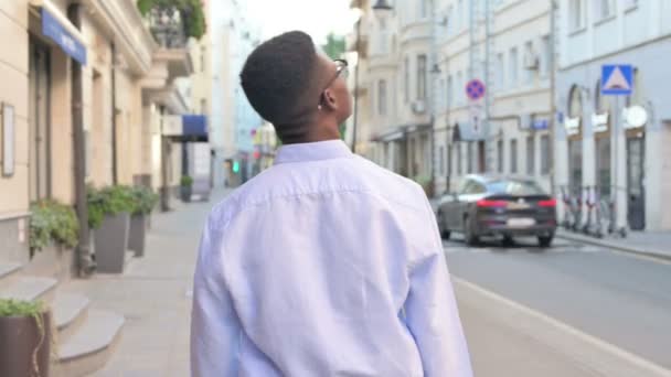 Vissza Az afrikai ember látképe Séta az utcán — Stock videók