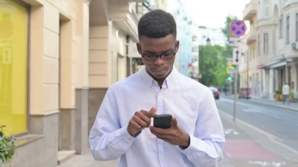 Homem Africano Andando usando Smartphone — Vídeo de Stock