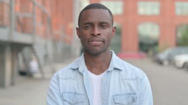 Ciddi Afrikalı Adam 'ın Portresi Kameraya Bakıyor, Açık Hava