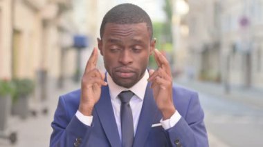 Açık hava Afrikalı İşadamı Baş ağrısı çekiyor 