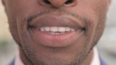 Afrikalı İşadamının Gülümseyen Ağzı 'na yakın. 
