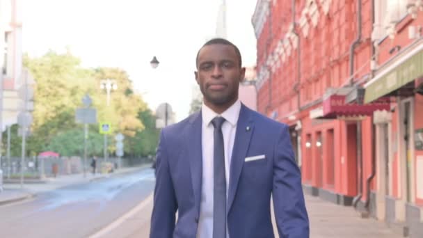 Movimento Lento de Empresário Africano Caminhando na Rua — Vídeo de Stock