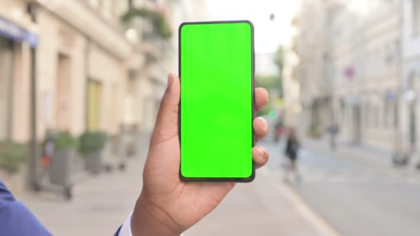 Afrikaanse Zakenman Holding Smartphone met Green Screen — Stockvideo