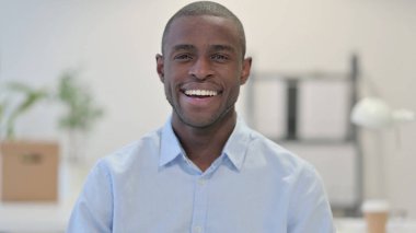 Ofisteki Kameraya Gülümseyen Afrikalı Adam Portresi