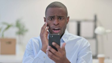 Ofisteki Akıllı Telefon 'da Afrikalı Adam Kaybı