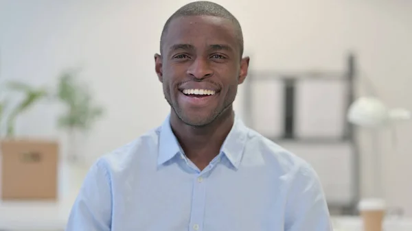 Porträtt av afrikansk man ler mot kameran i Office — Stockfoto