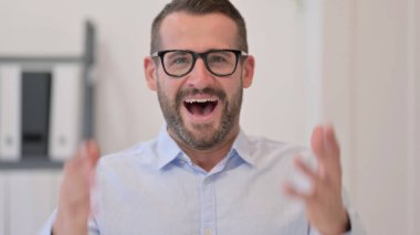 Orta Çağ Erkeğinin Portresi Başarı ve Kazanmayla Heyecan Veriyor 