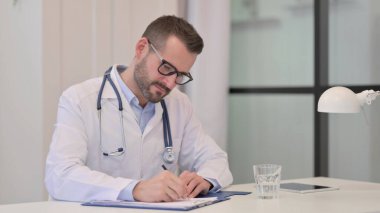 Hastanedeki Kağıda Orta Çağ Doktoru Yazıyor