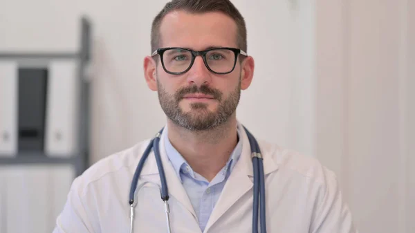 Retrato de Médico de Idade Média Olhando para a câmera — Fotografia de Stock